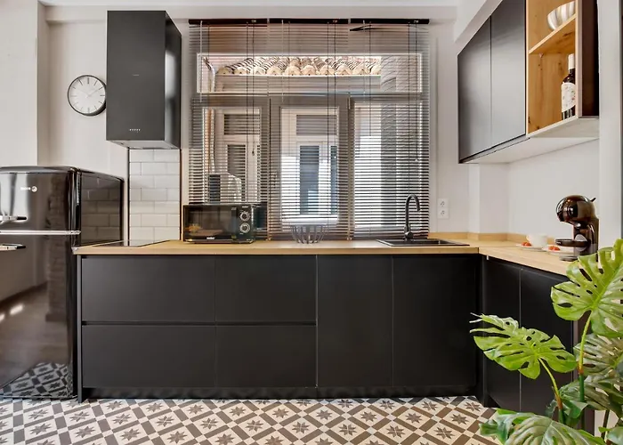 Modern & Quite At Larios Apartment